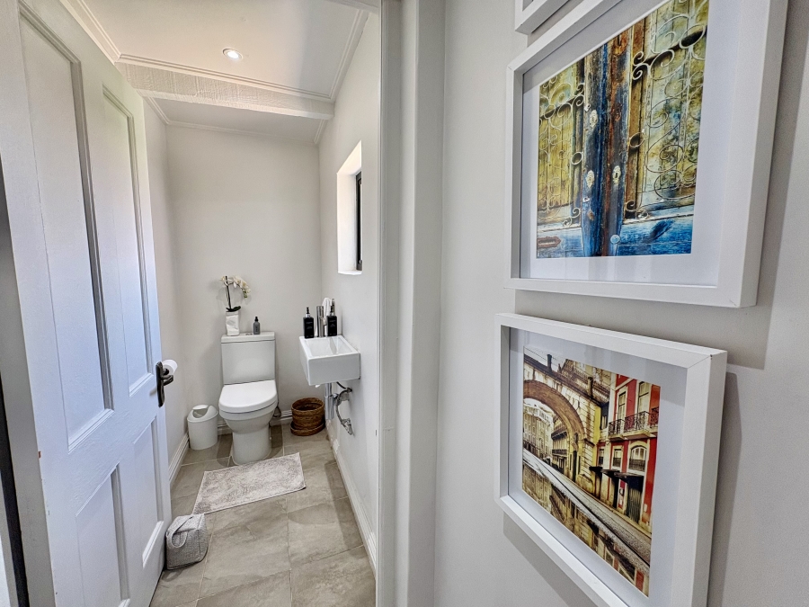 4 Bedroom Property for Sale in Hoog En Droog Western Cape